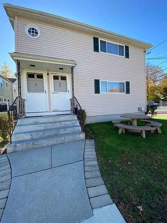 3 bed, 1.0 bath, 1200 sqft, $3,300 — Photo 2
