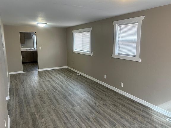 3rd image of 822 Birch Rd