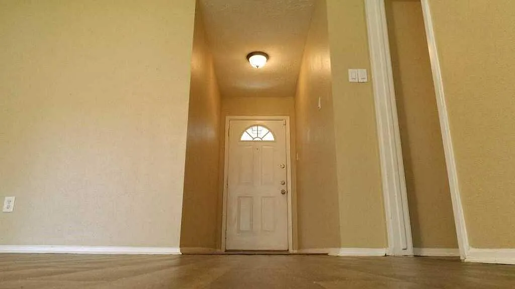 3 bed, 1294 sqft, $1,750 — Photo 2