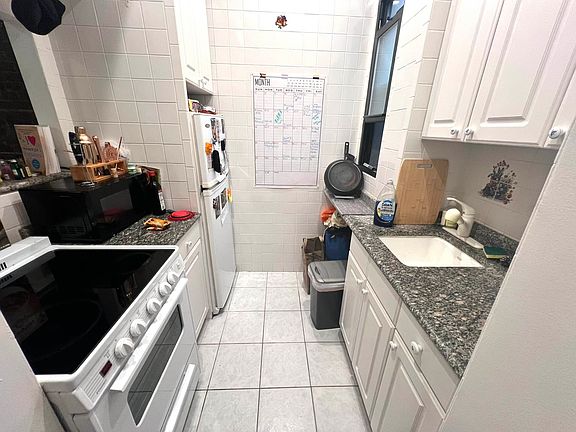 4th image of 326 W 47th St APT 5C
