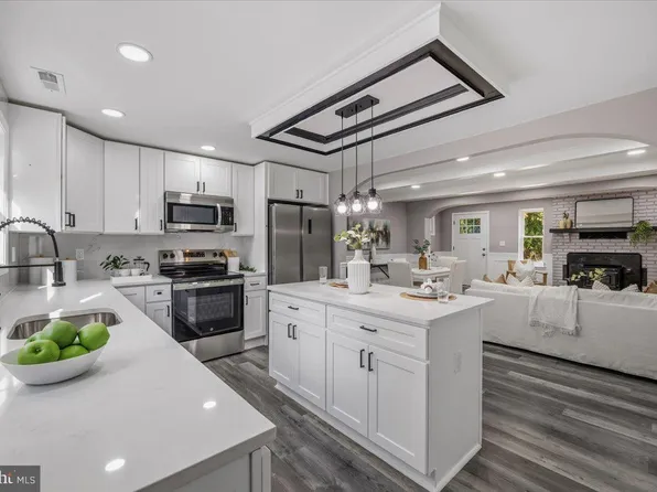 94 Pine Rd, Pasadena, MD 21122