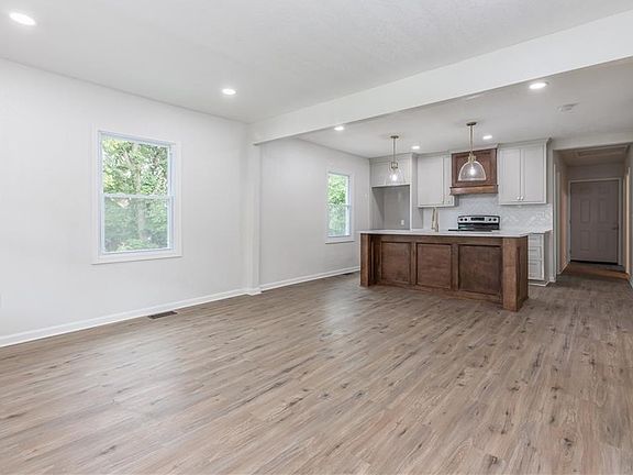 4th image of 2563 Alden St