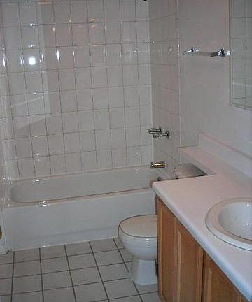 5th image of 2311 N Greenview Ave #2F