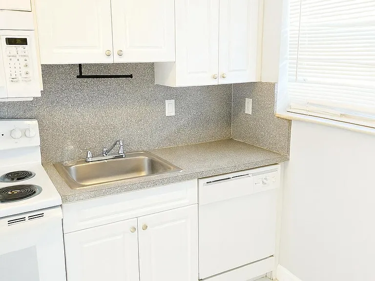 1001 SE 3rd St #3 — Photo 7