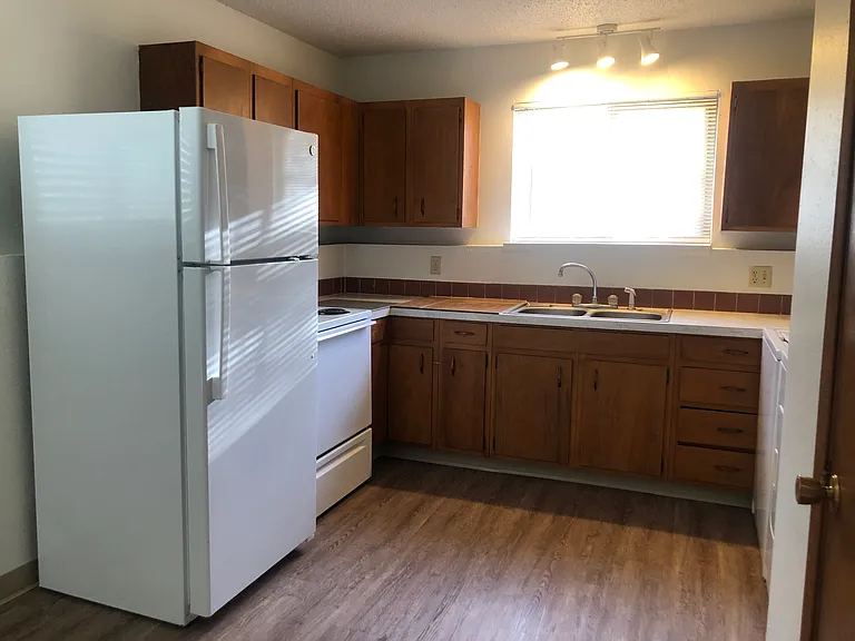 518 SW City View St #B — Photo 6