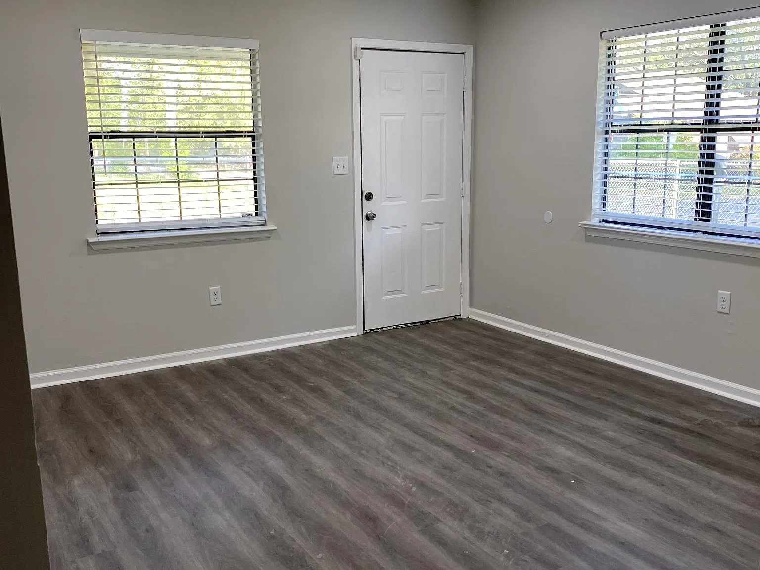 3 bed, 920 sqft, $950 — Photo 2