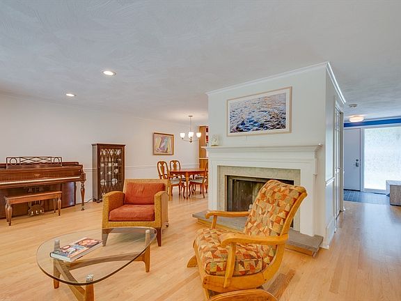 3rd image of 235 Aspen Cir Unit 235