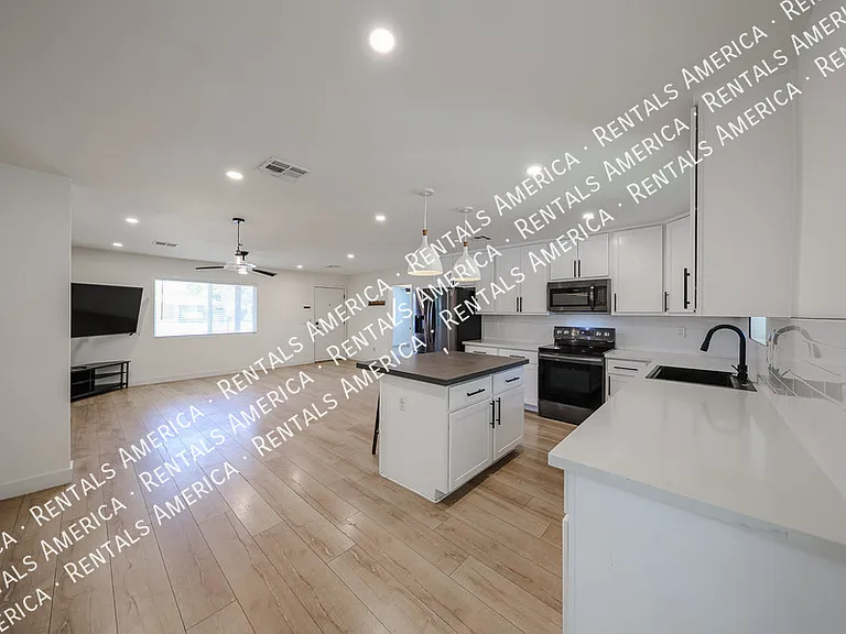 1909 E Indianola Ave — Photo 12