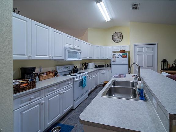 5th image of 1725 SE 15th St