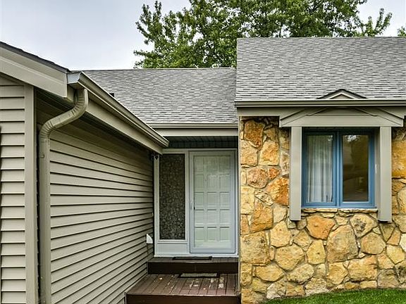 2nd image of 930 S 153rd Terrace Ct