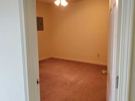 3rd image of 208 Woodview Dr