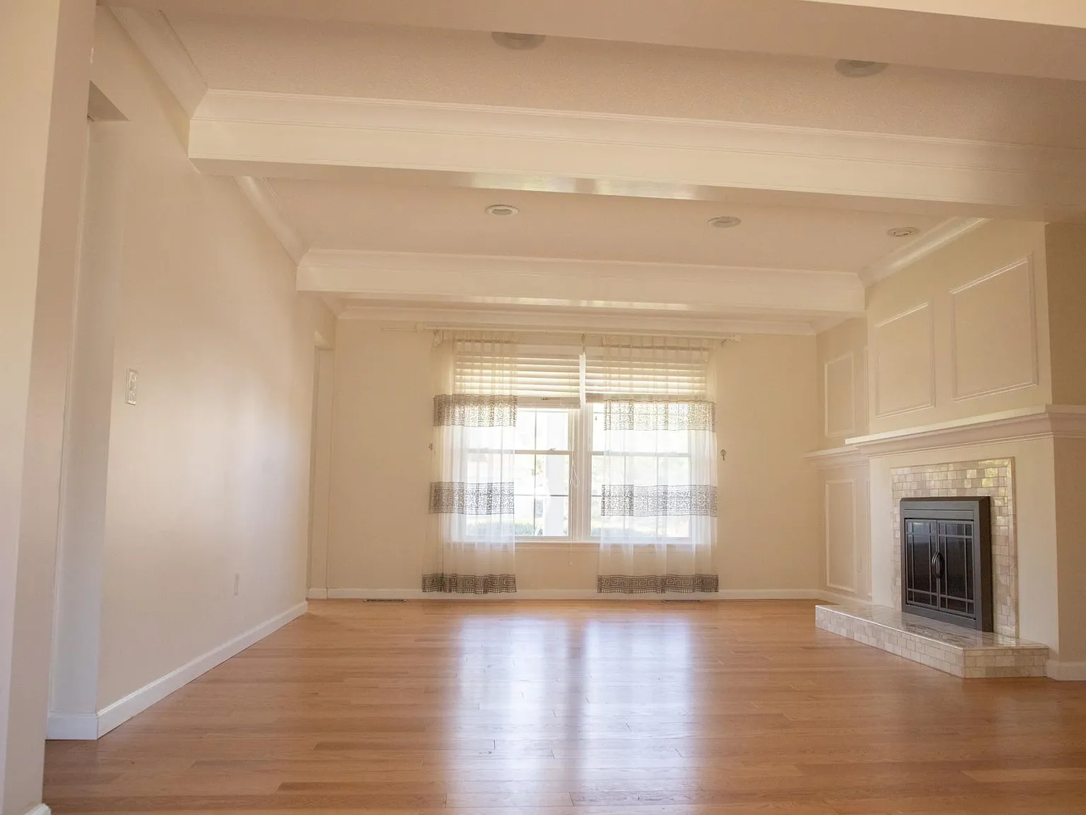 4 bed, 2.5 bath, 2296 sqft, $3,100 — Photo 2