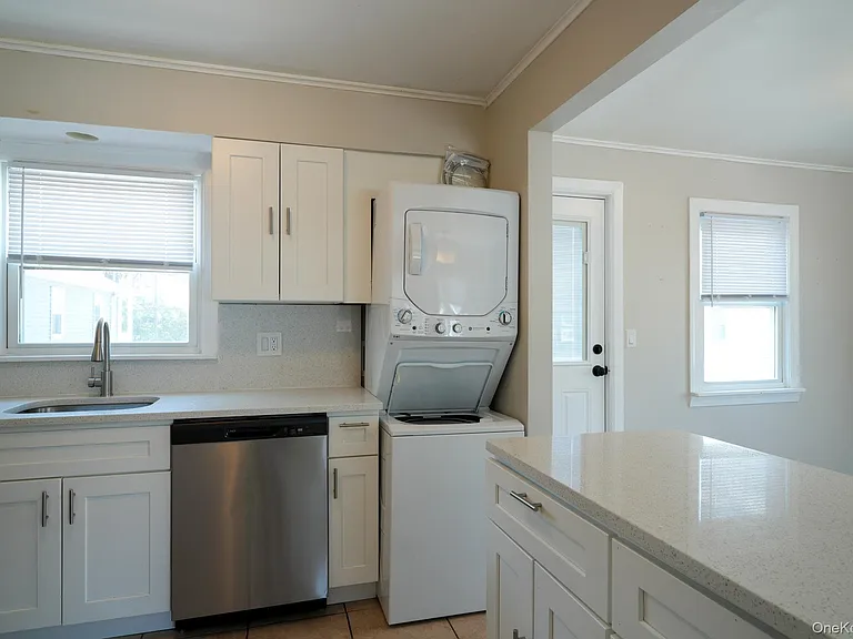 59 Troy Ave #UPPER — Photo 9