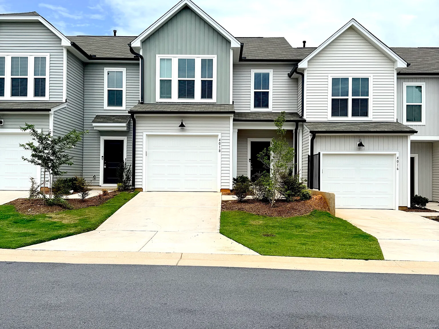 3 bed, 2.5 bath, 1558 sqft, $1,950 — Photo 2