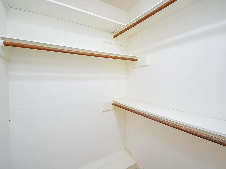 910 Shillington Dr — Photo 36