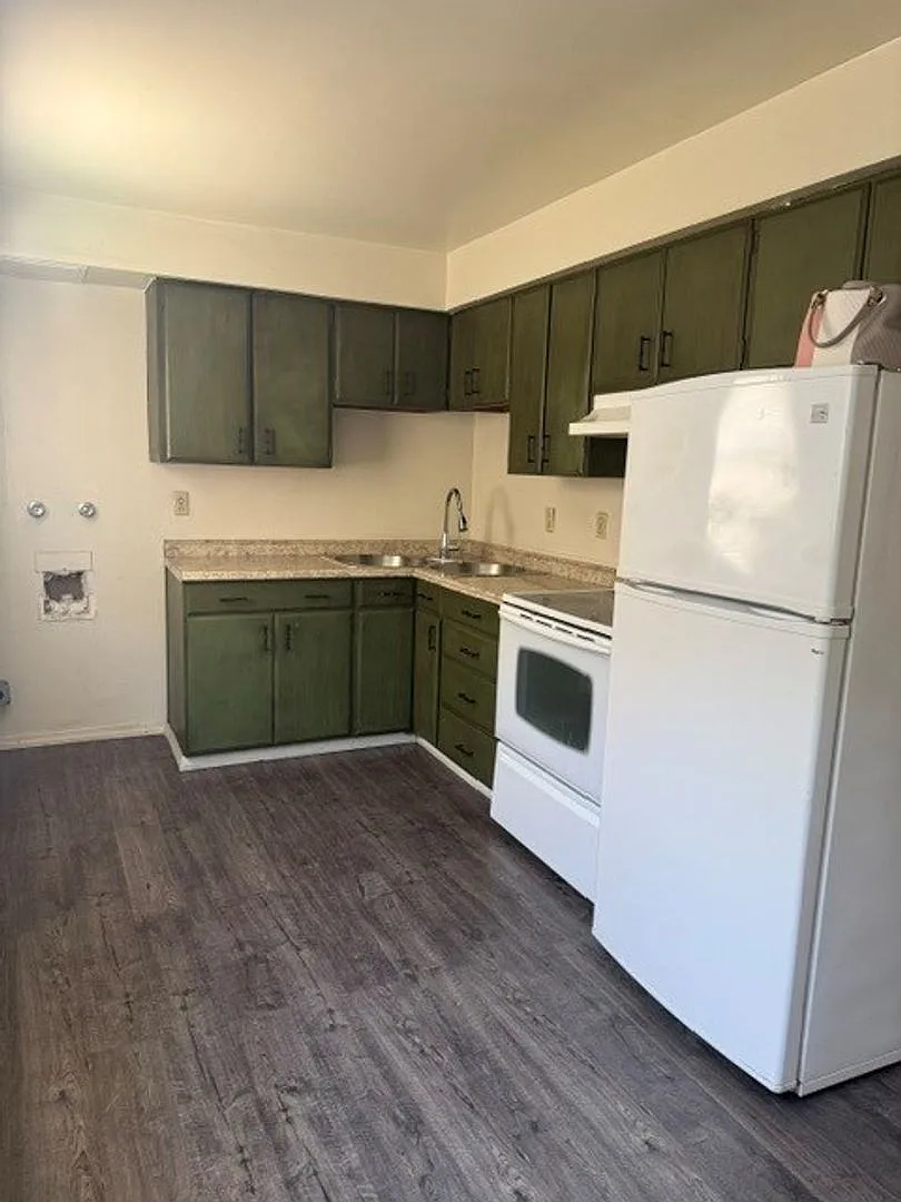 Light and Bright Two bedroom One bath Condo on the West side of Carson — Photo 3