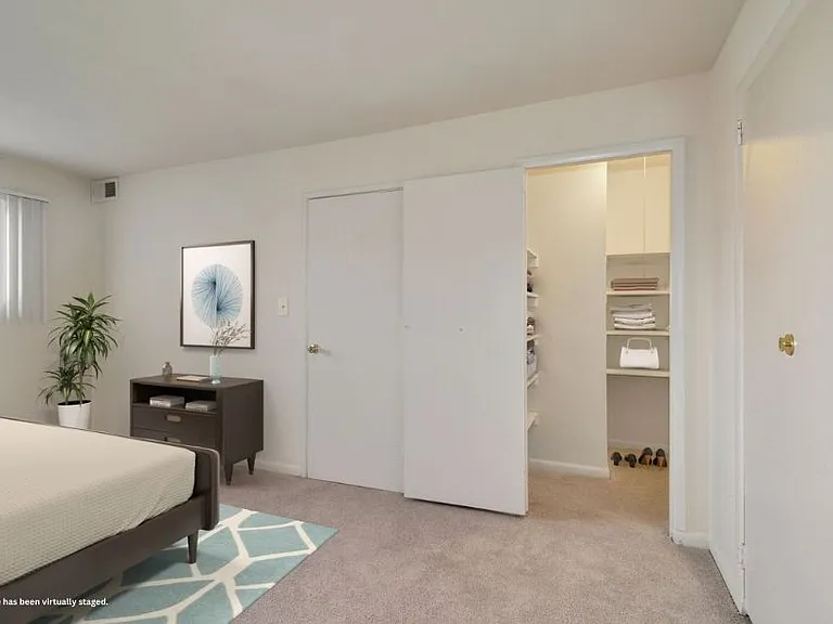 Barclay Square Apartments — Photo 9