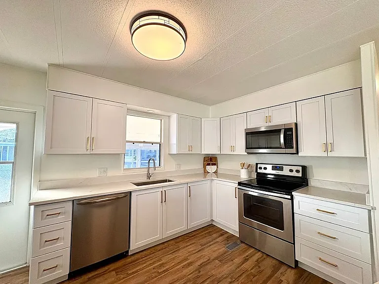 482 Outer Dr — Photo 3