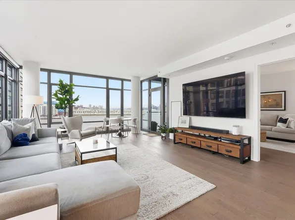 1425 Hudson Street image 1 of 42