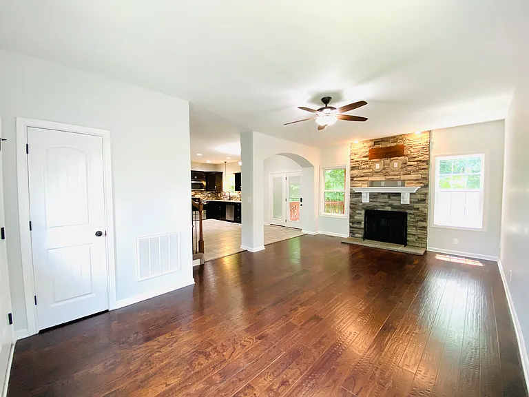 1194 Eagles Bluff Dr — Photo 7