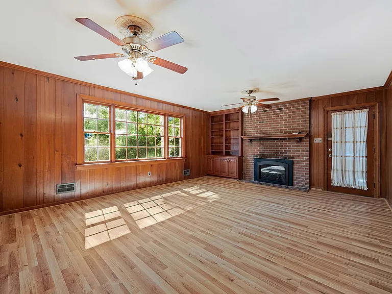 2401 Scarsborough Dr — Photo 17