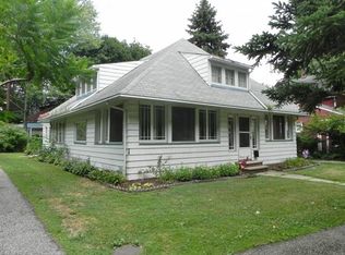 4 Villa Beach Dr, Cleveland, OH 44110