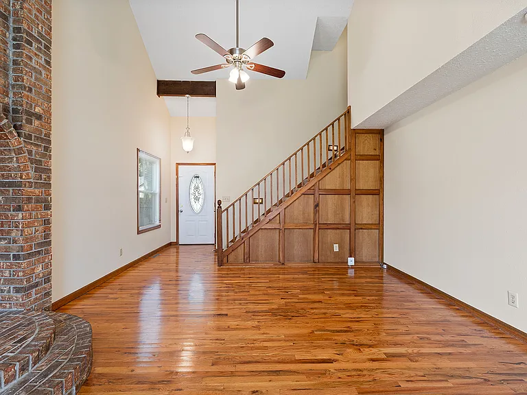 3749 N Pickwick Ave — Photo 6
