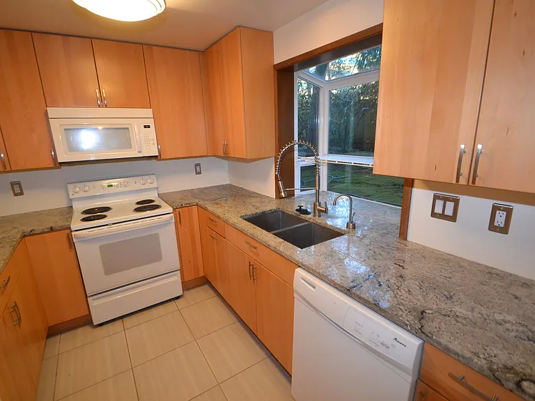 9522 1st Ave NE #B — Photo 6
