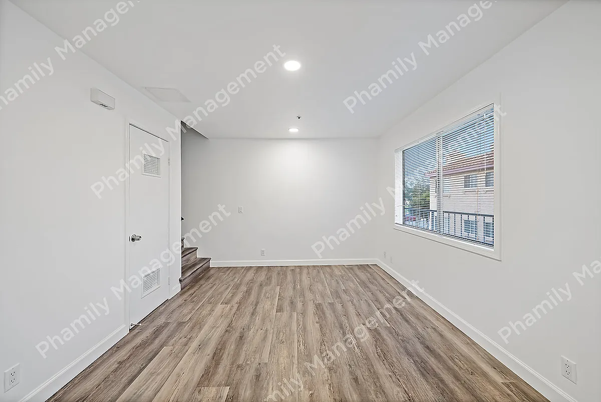 Building Photo - 123 S 5th St #D