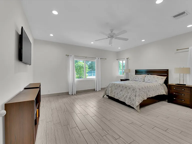 2633 NE 3rd Ave — Photo 17