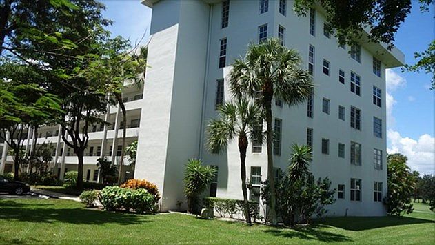 2nd image of 3980 Oaks Clubhouse Dr APT 108