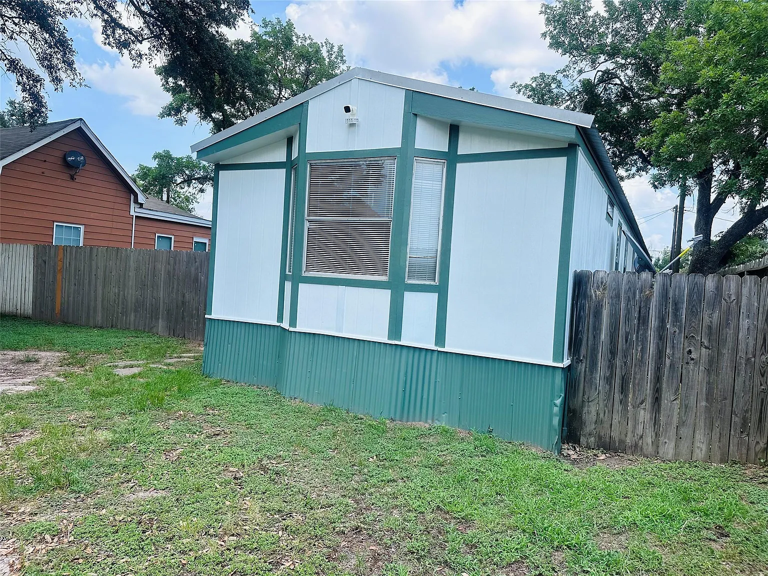 3 bed, 2.0 bath, 1064 sqft, $1,200 — Photo 2
