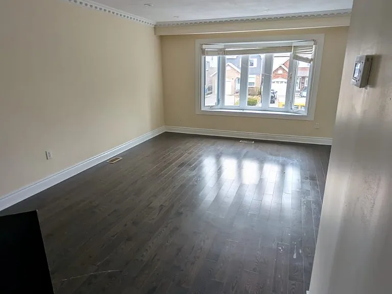 378 Hansen Rd N — Photo 2