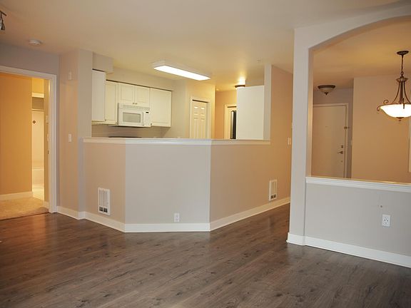 3rd image of 18501 SE Newport Way Unit L148