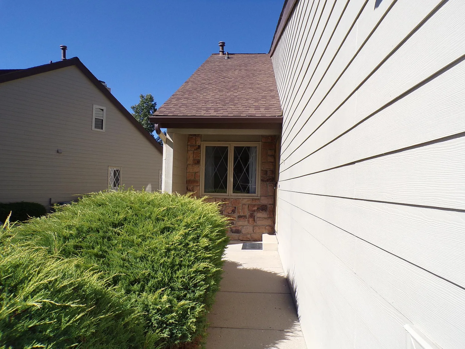 2 bed, 1881 sqft, $2,000 — Photo 2