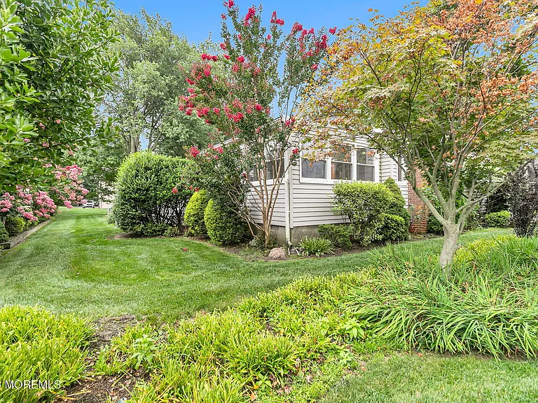 453 Milton Ave — Photo 35