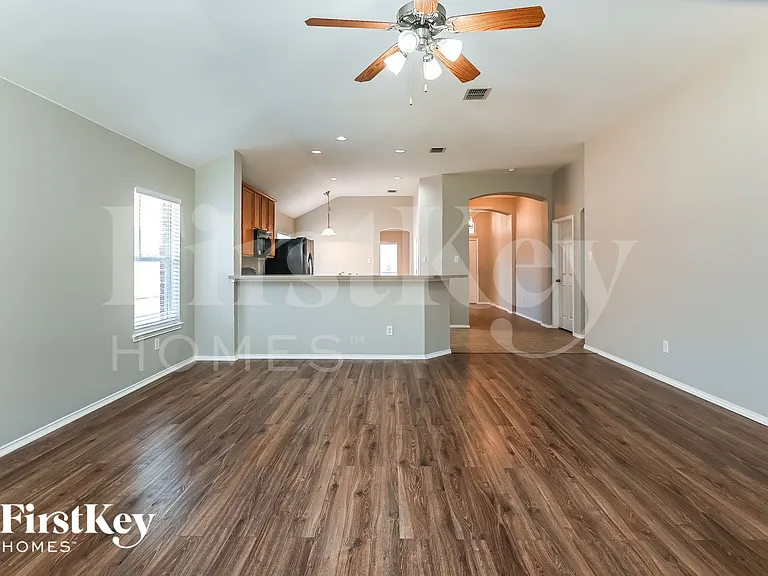 215 Mulberry Dr — Photo 3