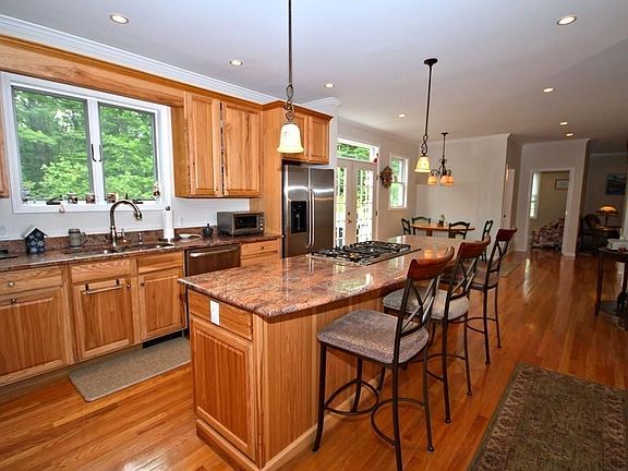 5th image of 33 Belair Dr