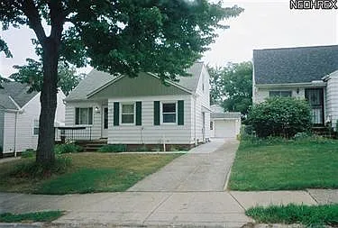 15802 Maplewood Ave photo 1
