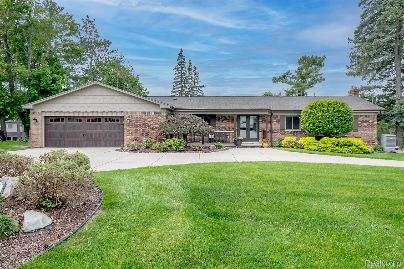 7488 Driftwood Dr photo 1