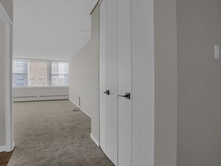 Towne House Apartments — Photo 19