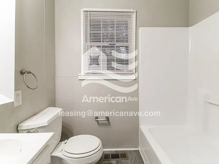 1192168_014_bathroom_14000711.jpg