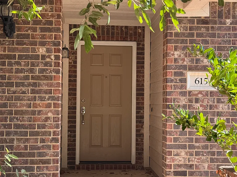 615 Kingfisher Ln — Photo 3