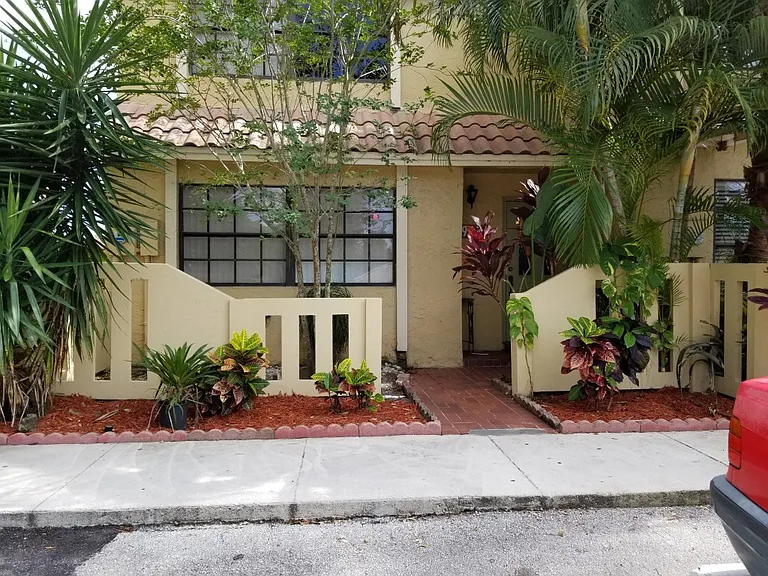 9472 NW 39th St — Photo 3