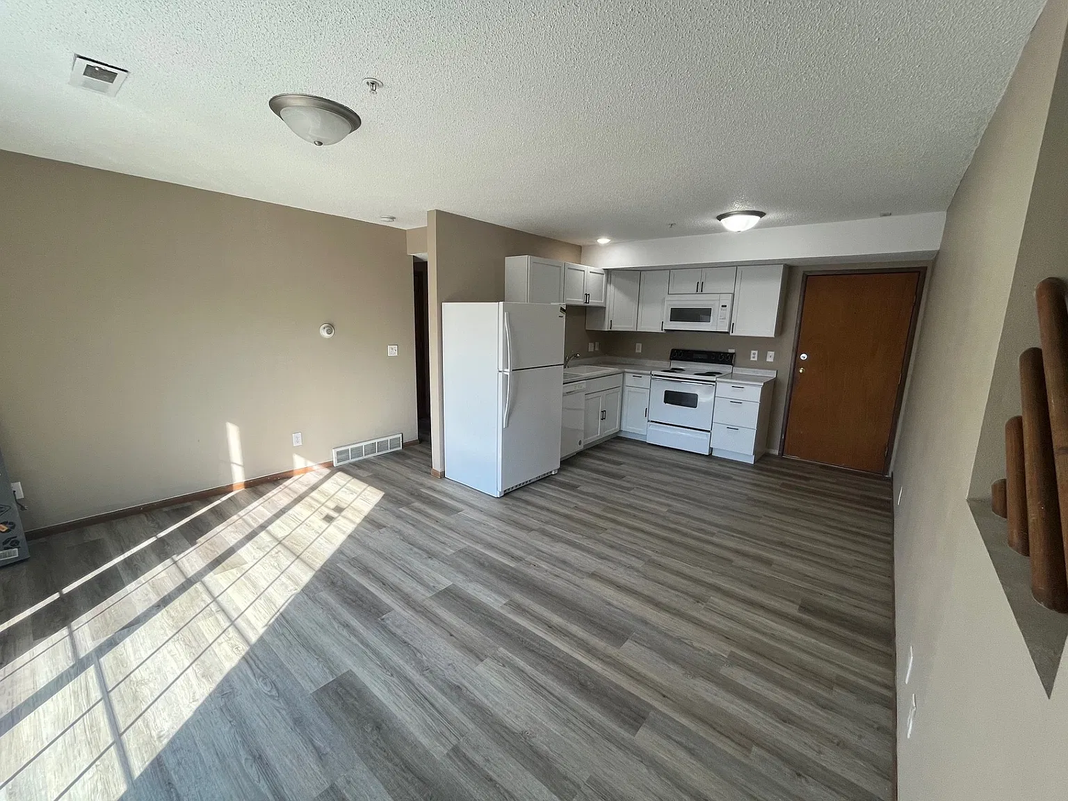 4 bed, 1800 sqft, $2,840 — Photo 2