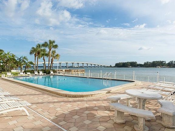 5th image of 675 S Gulfview Blvd Unit Penthouse 3