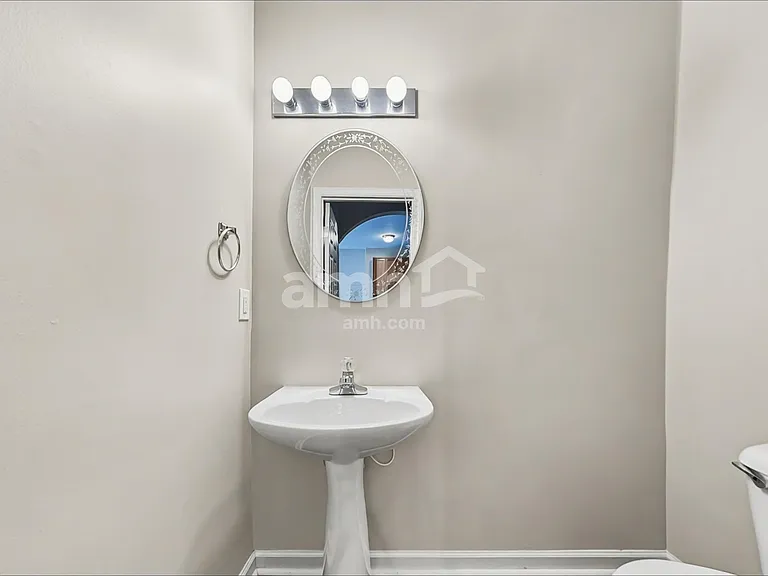 204 Annesbury Ln — Photo 11