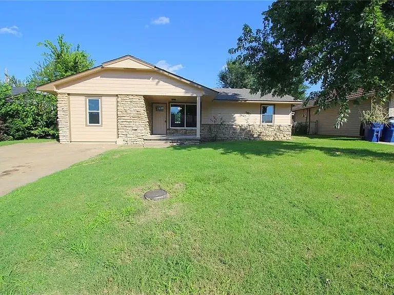 213 Cherokee Ln — Photo 2
