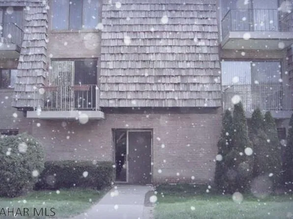 1712 Forest Green Dr, Coraopolis, PA 15108