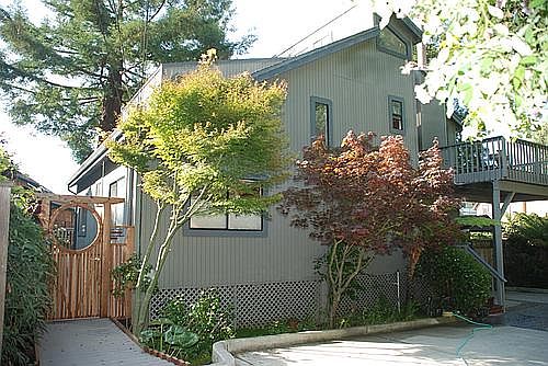 1st image of 215 Earl Ct